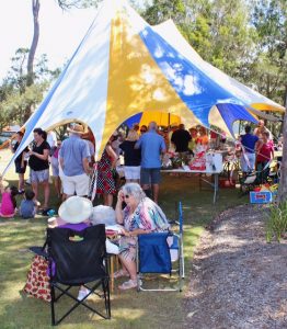 the-crowds-gathered-on-a-beautiful-sunday-afeternoon-at-twin-waters-1